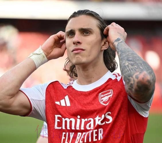 记者:皇马中卫引援目标是约罗 不考虑卡拉菲奥里 记者:皇马中卫引援目标是约罗 不考虑卡拉菲奥里